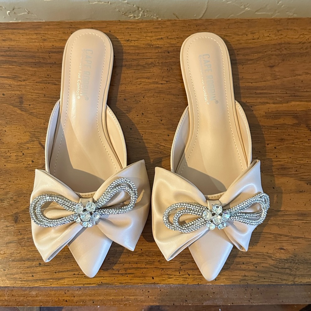 Cape Robbin Auntie Flats- Nude with Rhinestone Jeweled Bow Pointy Toes sz 6 NEW